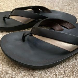 OluKai Kaekae Black/Silver Flip Flop - size 8